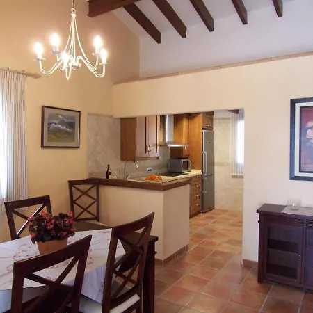Villa Sleeps 4 Pool Air Con Wifi *
